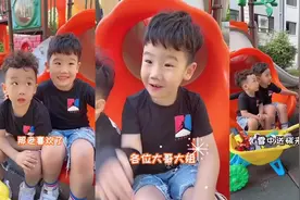 大博和王一博哥俩卖玩具，兄弟俩小脑袋瓜真聪明，这对话让人爆笑图片