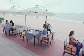 张雯化身正义女神，徒手接利刃小偷瞬间被制服视频封面