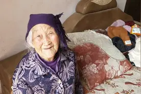 现在流行妹妹给哥哥送鸡蛋和泡面，54岁大娘也不愿落下