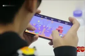 把爱带回家，大张伟演唱《阳光彩虹小白马》，嗨翻全场！视频封面