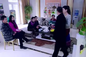 女儿带女婿回来，碰巧女婿和老丈人是同学，吓懵一家人视频封面