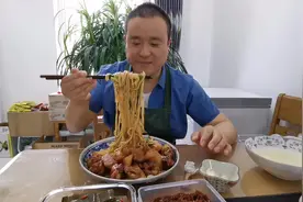鹏小哥做了红烧鸡翅根还炖了土豆，做法超简单拌面条居然这么好吃视频封面