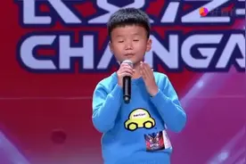 出彩中国人：10岁男孩学唱宋祖英的歌，出彩演唱映山红，好听图片