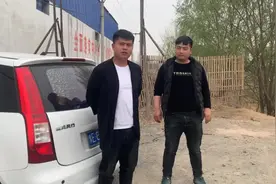 农村小伙抽水坑，发现2米长金黄色鳝鱼，抽干收获40多斤，发财了视频封面