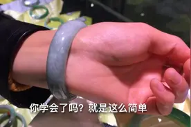 手镯小了戴不上怎么办？不用洗洁精，护肤霜。老周今天教你一招视频封面