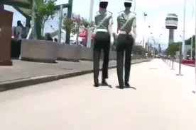 街头巡逻的女纠察队员，果然是巾帼不让须眉啊！视频封面