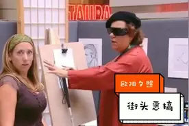 街头恶搞：假装盲人给路人素描，画完之后路人很惊讶，怎么回事呢视频封面