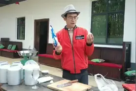 养鸡技术：白糖加大蒜喂鸡，预防冬季鸡群感冒效果很好哦-视频封面