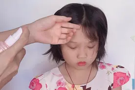 邻家小女孩参加钢琴比赛，给她做了这款发型，家长都夸可爱又好看视频封面
