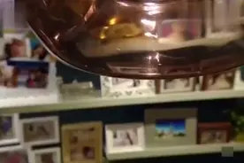 爸爸喂宝宝吃辅食一下就吃光，不料妈妈查看监控，上去就是一巴掌视频封面