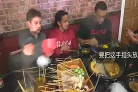 外国人吃中国美食 老外第一次吃火锅,不会用筷子着急了视频封面