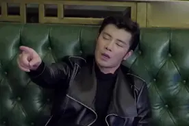 土豪让服务员把鞋舔干净，谁料美女男友赶到，接下来就精彩了！视频封面