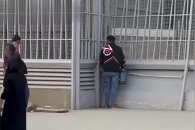 老外街头恶搞整人，用塑料桶套住路人和自己，网友：装的还真像！视频封面