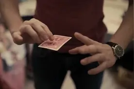 瞬间变扑克牌的手法魔术视频封面