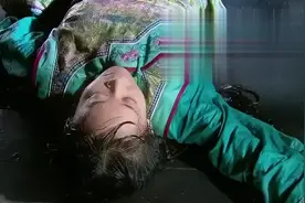 皇后严刑逼供，紫薇宁死不屈，竟被容嬷嬷扒衣服检查身子视频封面