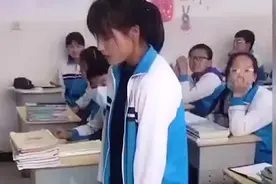 上课打瞌睡，被老师点名罚唱歌，结果意外发现是个人才图片