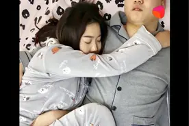 老婆一睡觉就开始黏糊人，小伙竟想出这种办法！不要笑！视频封面