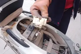 踏板电动车车座锁不住，八成是这个地方有故障！视频封面