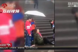 小学生雨中撑伞守护摔倒老人：帮助别人是每个人应该做的视频封面