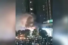 安徽芜湖：餐饮店突发爆燃，数声巨响后起火，消防正在救援中视频封面