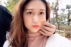 为什么男生走路的时候总喜欢捏女朋友的脸啊？这也太甜了！