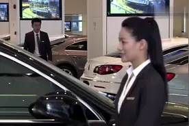 富豪来买车要抹去8万零头，不料穷小伙当场怒怼：对面有卖幻影的视频封面