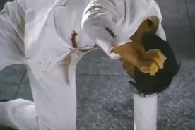 当陈真做出鄙视的手势，脱下了衣服，小日本惨了，解恨！视频封面