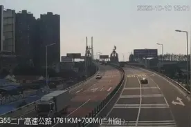 险！二广高速荆州长江大桥一小车被货车推行下桥，一家五口死里逃生图片