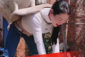 农村姑娘表演绝技，让羊骑在她身上，腰劲儿真大呀！视频封面