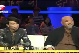 李琦有次坐公交车，上来个老头他就给让坐，结果老人的回答尴尬了视频封面
