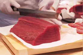 日本火爆金枪鱼寿司店，2500日元一份，肉质鲜美，流口水了！视频封面