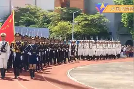 偶遇中国三军仪仗队，三色军装意气风发，这才是中国最美天团！