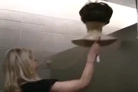 公厕的门为啥都少一截？不怕被偷看吗？其实设计大有讲究视频封面
