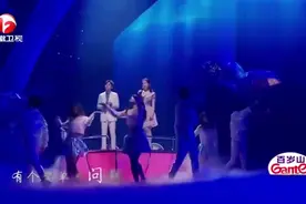 胡先煦李兰迪合唱《答案》，台下前辈笑了，好甜视频封面