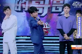 不同年代的男团造型同台亮相！请问王一博这是在拍证件照？视频封面