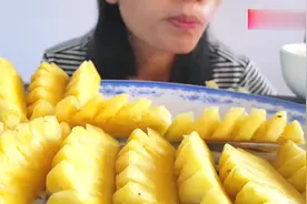 又到吃菠萝的季节了，泰国小美女吃两大个菠萝，酸酸甜甜真好吃视频封面