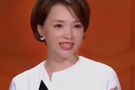 董卿为何会告别2019年春晚？看看她生完孩子的照片你就明白了？视频封面