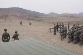 女特种兵与女武警谁也不服谁,两人比赛射击,把把平手视频封面