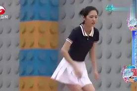 东北美女穿白色短裙来闯关，中途迷路跑错赛道，懵懵的样子好可爱视频封面