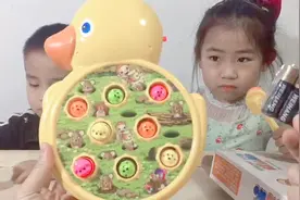 儿童打地鼠玩具，亲子互动萌趣敲地鼠，姐弟俩互不相让打地鼠比赛视频封面