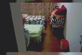 女儿非要跟爸爸睡，妈妈怎么说都没有用，最后发飙了图片