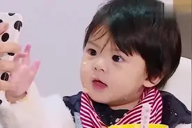 波妞直接当着咘咘的面喊她全名，气得她飙出奶音，我能看10次视频封面