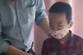 小暖男！西安一妈妈生二胎虚弱，大宝看见后心疼嚎啕大哭视频封面