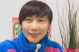 70后悦儿运动打卡100个宽距深蹲，聊聊运动后膝盖疼该怎么办？视频封面