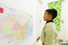 宝宝的《国歌》唱得字正腔圆，那认真的神情令人感动图片