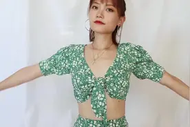 时尚潮流穿搭-橘色卫衣+卷边牛仔裤+黑色短靴看起来帅气又青春视频封面