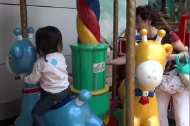 我家宝宝一坐上公园里的玩具车就哭闹不止,究竟怎么回事呀视频封面