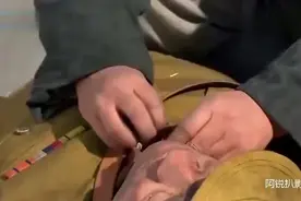 俩人打扫战场，看上鬼子军官的靴子了，把他靴子一脱发现端倪视频封面