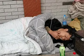 在这里睡觉 晚上好冷哎呀好可怜视频封面