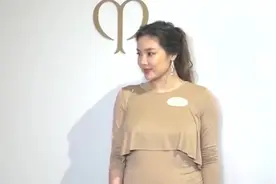 乐基儿挺7月孕肚穿紧身裙秀身材 听黎明将和助理结婚表示恭喜他！视频封面